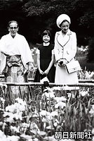 ６月、美智子さまとご一緒に初めて明治神宮を参拝後、菖蒲田（しょうぶだ）で盛りの花をながめる紀宮さま