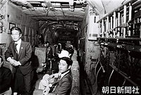 皇太子さまのハリド国王表敬訪問を取材する日本の取材記者団を、ソンマーン砂漠まで輸送した空軍輸送機Ｃ－１３０の内部。殺風景な内装の中、旅客機のように座席が並んでいる