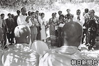 同村で、手を合わせて僧侶の読経に耳を傾ける皇太子さまと美智子さま