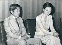 終戦の日を前に記者会見する皇太子さまと美智子さま。感想を求められた皇太子さまは「日本では、どうしても記憶しなければならぬことが４つはあると思う」と広島、長崎原爆投下の日、終戦記念日と６月２３日の沖縄戦