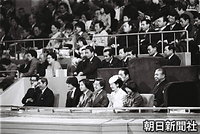１９８２年１月　当時の蔵前国技館で行われた大相撲初場所８日目の取り組みを観戦する（左から）礼宮さま、浩宮さま、皇太子さまと美智子さま、紀宮さま