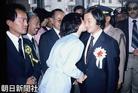 サンパウロ市内の日本人街にある日伯文化協会で開かれた歓迎式で、日系女子職員からほおに歓迎のキスを受ける浩宮さま