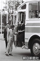 ６月、茨城県の筑波研究学園都市を視察に訪れ、研究交流センターで、バスから降りる美智子さまに皇太子さまが手をさしのべた。皇太子さまは１９８５年に開かれる「科学万博－つくば８５」の名誉総裁となっていた