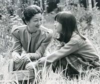 １０月、４９歳の誕生日を迎える美智子さまと東宮御所の庭で「アサマキスゲ」の種を採取する紀宮さま