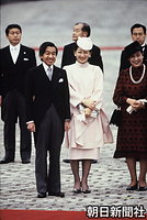 １１月、来日したレーガン米大統領歓迎式典で、笑顔をみせる皇太子さまと美智子さま、高松宮妃喜久子さま。迎賓館で