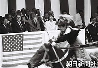 レーガン大統領、ナンシー夫人を挟んで明治神宮の流鏑馬を見つめる皇太子さまと美智子さま