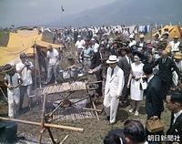 ８月、第４回日本ジャンボリーで、食事を作るボーイスカウトたちを視察