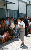 １９９１年７月１０日、雲仙・普賢岳噴火で被災した住民を見舞う