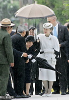２００５年６月、サイパン慰霊の旅でスコールに見舞われ、天皇陛下に傘を差し出す