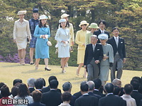 ４月、春の園遊会に出席した天皇、皇后両陛下と皇族方