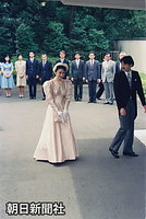 結婚の儀から一夜明け、皇太子さまにあいさつのため、東宮仮御所に入る秋篠宮さまと紀子さま