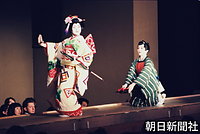 日本舞踊「若樹会」の発表会で、国立劇場の花道で披露する紀宮さま