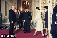 ４月、国賓として来日したゴルバチョフ・ソ連大統領、ライサ夫人と東京・元赤坂の迎賓館の玄関ホールで対面し、皇后さまを引き合わせるように紹介する天皇陛下