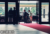 大相撲夏場所８日目、天覧相撲で東京・両国の国技館に到着した天皇、皇后両陛下