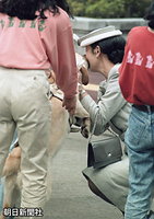 京都府亀岡市の関西盲導犬協会の総合訓練センターで、訓練士から犬の紹介を受け、うれしさのあまり顔を寄せてきた犬に、ついほおずりしてしまった皇后さま