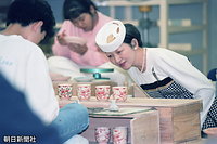 伝統工芸の後継者育成が行われている京都市工業試験場で、若手職人が仕上げる作品を見つめる皇后さま
