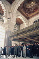 カサブランカで、当時建設中のハッサン２世モスクを視察する皇太子さま
