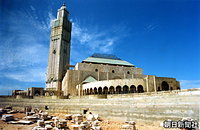 完成すると２０世紀最大となる、塔の高さ約２００メートルの威容を誇るハッサン２世モスク