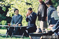 英国・ロンドンでは「ジャパンフェスティバル１９９１」の催しで作られた京都風庭園で、チャールズ皇太子と野点（のだて）を楽しんだ