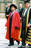 オックスフォード大学の法学博士号授与式で、真っ赤なガウン姿でジェンキンス学長とともにコンボケーションハウスに入る皇太子さま。皇太子さまは１９８３年から約２年間、同大マートン・カレッジに留学、１８世紀の