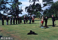 スコットランドの名家マンスフィールド伯爵邸スクーンパレスでオークを記念植樹し談笑する皇太子さま。秋晴れの芝生の上に、同家の黒い愛犬が伏せている。ここには１９７６年に天皇、皇后両陛下も招かれている