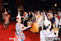 タイのプミポン国王夫妻主催の晩餐会で、ダンスを鑑賞する天皇、皇后両陛下。左はプミポン国王、右はシリキット王妃