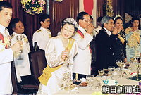 日本側が開いた答礼の晩餐会で、プミポン国王とともに乾杯する皇后さま