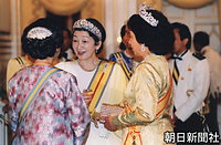 マレーシア・クアラルンプールの王宮イスタナ・ネガラで開かれた晩餐会で、グラスを手に出席者と談笑する皇后さま