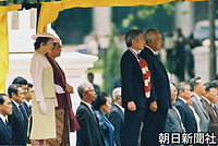 スハルト大統領夫妻とともに、ジャカルタのムルデカ宮殿での歓迎式典に臨む天皇、皇后両陛下