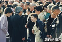 秋の園遊会で俳優の森光子さんに言葉をかける天皇、皇后両陛下