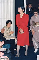１２月、ハープ奏者・長沢真澄さんのチャリティー演奏会の会場で拍手に迎えられる皇后さま
