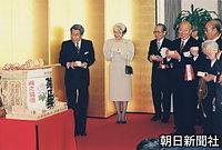 東京都千代田区で開かれた博物館法制定４０周年記念懇親会で、ます酒で乾杯される天皇、皇后両陛下