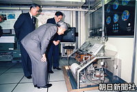 気象庁を視察、地震現業室に設置された機械式強震計をのぞきこむ天皇陛下