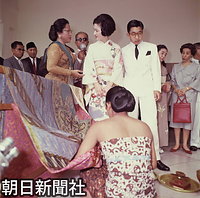 １９６２年、皇太子時代にインドネシアを訪れ、大統領官邸で特産のバチック（ジャワ更紗）に見入る天皇、皇后両陛下。１９９１年の訪問でもバチックのスカートを用意されるなど、装いでも相手の国民に対する細やかな