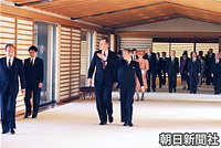 ブッシュ大統領に宮殿を案内しながら、竹の間に向かう天皇陛下