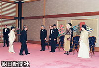 宮中晩餐でハベル・チェコスロバキア大統領夫妻とともに宮沢喜一首相夫妻を迎える天皇、皇后両陛下。お言葉で、劇作家として高名なハベル大統領を意識してかスメタナやドボルザークの音楽など、チェコスロバキアの高