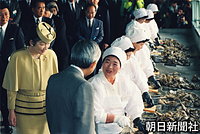 山形に続いて宮城県を訪問、松島町漁業協同組合磯崎かき処理場で、作業中の女性に話しかける天皇、皇后両陛下