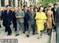 上海交通大学を訪問、出迎えた学生たちに笑顔で応える天皇、皇后両陛下