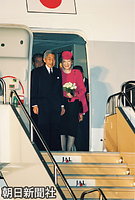 中国訪問を終え、羽田空港に到着した天皇、皇后両陛下