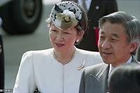 １１月、第１３回全国豊かな海づくり大会のため、松山空港に到着し出迎えを受ける天皇、皇后両陛下。皇后さまは言葉が出ない状態が続いているが、医師団から旅行は差し支えないとの見解を得て出席された