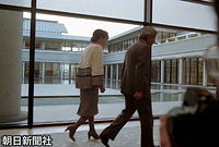 高知県立美術館の館内を歩く天皇、皇后両陛下