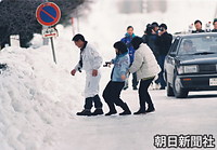 紀宮さまは北海道富良野市で野鳥観察。凍結した路面を歩く際に思わず転びそうになる場面も
