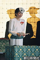 東京・渋谷の明治神宮会館で行われた全国赤十字大会でお言葉を述べる皇后さま