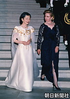 ホワイトハウス・ローズガーデンで行われた大統領主催の歓迎晩餐会に、白いイブニングドレスを召して登場した皇后さま。濃い紫のドレスで対照的なヒラリー夫人