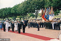 献花に訪れたハワイ・ホノルルの国立太平洋記念墓地（パンチボール）で、日米両国の国歌吹奏を聴く天皇、皇后両陛下