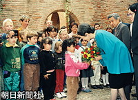 フランス・トゥルーズ近郊のアルビ市で、歓迎に集まった子どもから花束を受け取る皇后さまと見守る天皇陛下