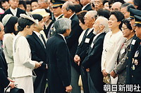 秋の園遊会で、宇宙飛行士の向井千秋さんに言葉をかける天皇、皇后両陛下