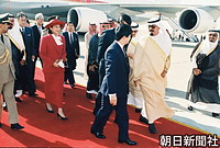 １１月、皇太子ご夫妻の結婚後初めての海外訪問は中東。立ち寄ったタイからサウジアラビア・リヤドのキング・ハーリド国際空港に到着した皇太子さまと雅子さま。続く日程で訪れるオマーン、カタール、バーレーンの３