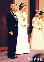 １９９５年元日、新年祝賀の儀での天皇陛下と皇后さま。右は雅子さまと紀宮さま