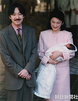 １月、宮内庁病院で次女の佳子さまをご出産になり、秋篠宮さまと笑顔で退院した紀子さま